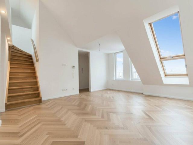 Erstbezug nach Sanierung Dachgeschossmaisonette mit West Seitig Terrasse Klimaanlage vorhanden