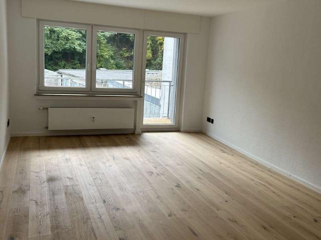 Erstbezug nach Sanierung: freundliche 2 Zimmer Wohnung mit EBK und Balkon in Bergisch