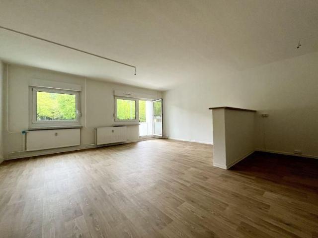 Komfortabel wohnen: Erstbezug mit Tresen, Balkon und familienfreundlicher Lage