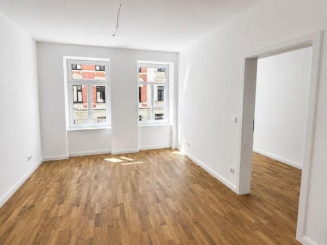 Erstbezug nach Sanierung: Hochwertige 2,5 Zimmer Wohnung mit Balkon, Parkett und Fußbodenheizung