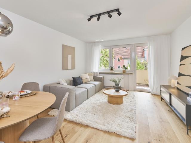 Erstbezug nach Sanierung: Helle 3 Zi. Wohnung mit grünem Innenhof und sonnigen Balkon von privat