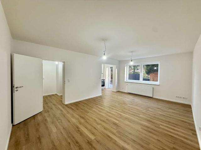 Erstbezug nach Sanierung: Helle 2 Zimmer Erdgeschosswohnung mit Einbauküche und eigener Terrasse