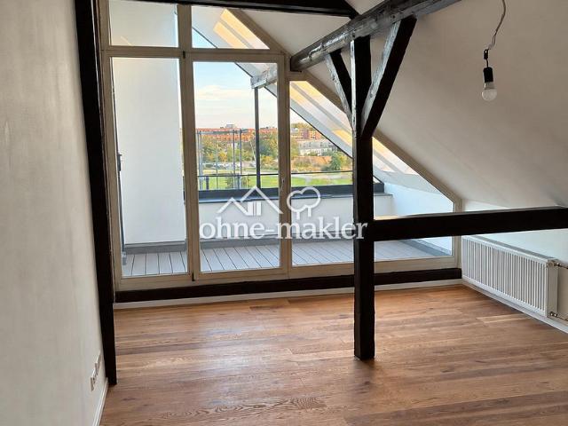 Erstbezug nach Sanierung: Helle Dachgeschoss Maisonette mit Holzbalken in Köln Mülheim