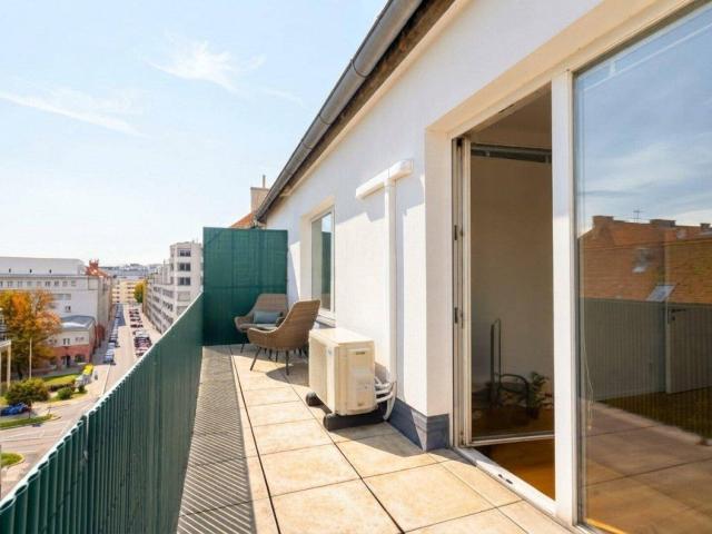 ERSTBEZUG NACH SANIERUNG* im DG mit 11m² Terrasse & Klimaanlage