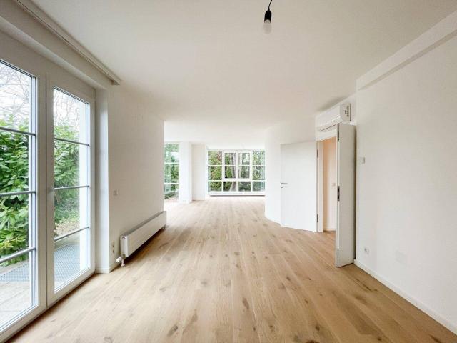 ERSTBEZUG NACH SANIERUNG: klimatisierte 3 Zimmer Gartenwohnung mit 2 weiteren Räumen im Untergeschoss, privatem Garten & inkl. Garagenplatz in Ruhelage
