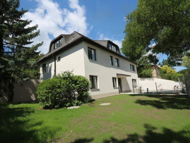 ERSTBEZUG NACH SANIERUNG MODERNE VILLENENTAGE mit 3 Zimmern barrierefrei, großem Garten und Autoabstellplatz in bester Wohnlage