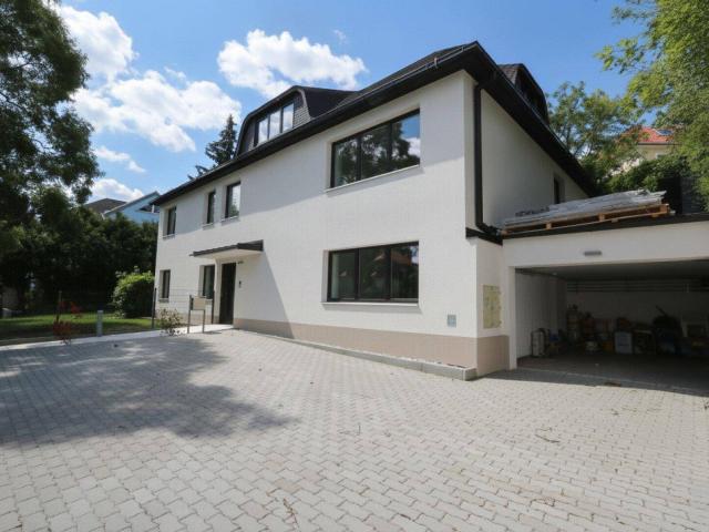 ERSTBEZUG NACH SANIERUNG MODERNE VILLENETAGE im Dachgeschoss mit 3 Zimmern und Autoabstellplatz in bester Wohnlage