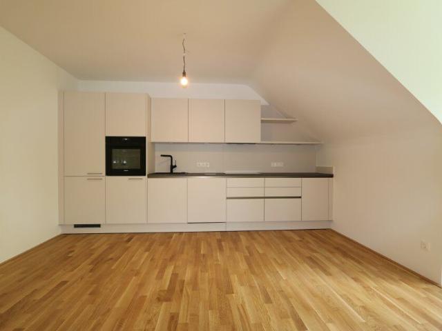 ERSTBEZUG NACH SANIERUNG MODERNE VILLENETAGE im Dachgeschoss mit 3 Zimmern und Autoabstellplatz in bester Wohnlage