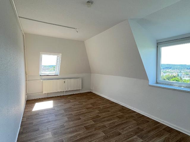Erstbezug nach Sanierung: Modernes City Dachgeschoss mit Badewanne und Stellplatz