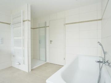 Erstbezug nach Sanierung mit Wanne und Dusche