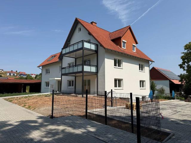 Erstbezug nach Sanierung: Schöne 2 ZKB Wohnung mit Terrasse