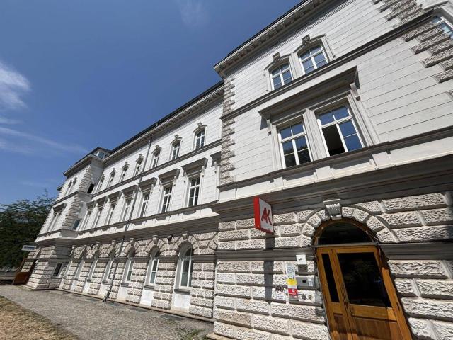 ERSTBEZUG NACH SANIERUNG! Schöne 5 Zimmer Wohnung perfekt aufgeteilt ab Oktober 26!