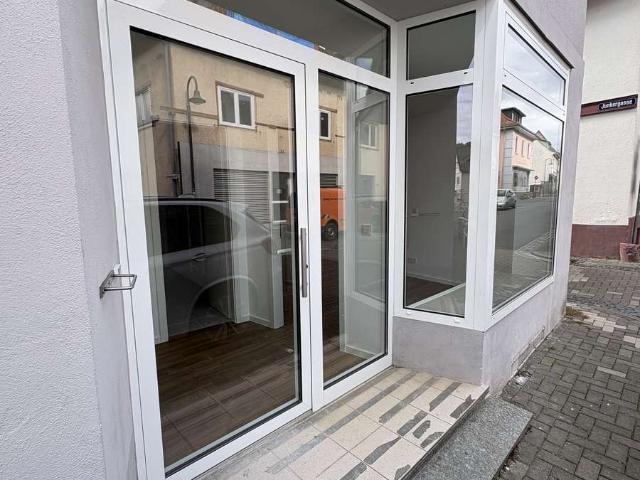 Erstbezug nach Sanierung: Studio Wohnung mit 2,80 m Decken und Einbauküche