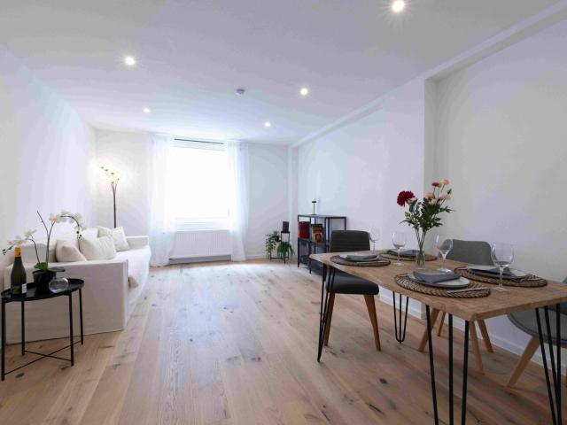 Erstbezug nach Sanierung Stilvolle 3 Zimmer Wohnung mit Altbaucharme in Stuttgart West