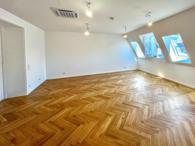 ERSTBEZUG nach Sanierung: Stilvolle 4 Zimmer Altbau Wohnung mit großzügiger Dachterrasse im Herzen von 1010 Wien zu mieten