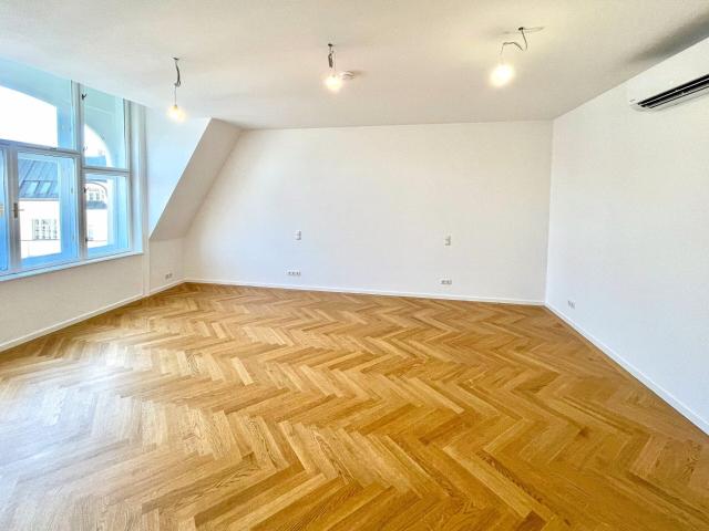ERSTBEZUG nach Sanierung: Stilvolle 4 Zimmer Altbau Wohnung mit großzügiger Dachterrasse im Herzen von 1010 Wien zu mieten