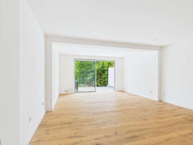 Erstbezug nach Sanierung: Stilvolles Reihenhaus mit Garten, Dachterrasse & Garage
