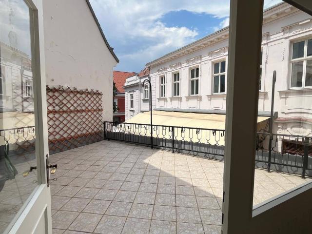 Erstbezug nach Sanierung: Wunderschöne Wohnung mit Altbaucharme direkt am Hauptplatz! In 2700 Wiener Neustadt