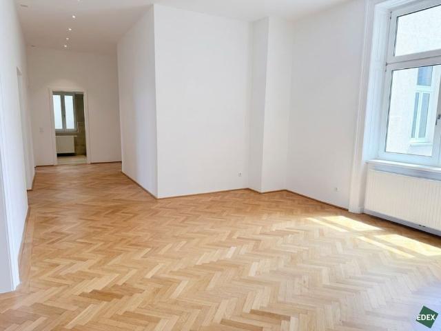 Erstbezug nach Sanierung: Traumhafter 4 Zimmer Altbau mit moderner Ausstattung