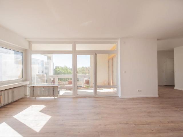 Erstbezug nach Sanierung: Viereinhalbzimmer Wohnung in Bad Hombu