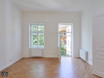 ERSTBEZUG Nähe Votivkirche! Generalsanierte 3 Zimmer Stilaltbauwohnung in prachtvollem Zinshaus Option auf Balkon