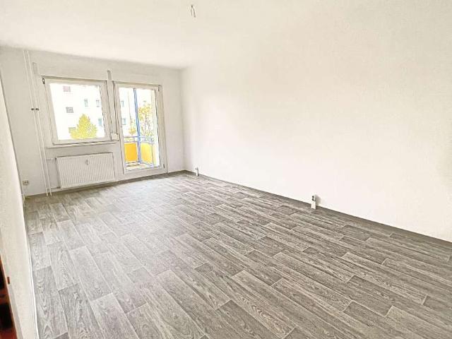 ERSTBEZUG NEU RENOVIERT !  schöne 3 Zi. Wohnung  mit großem Balkon