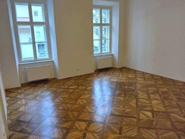 Erstbezug: Sanierter 4 ZIMMER Altbau, extra Küche neu möbliert, sanierte Sanitäranlagen Bad + WC !