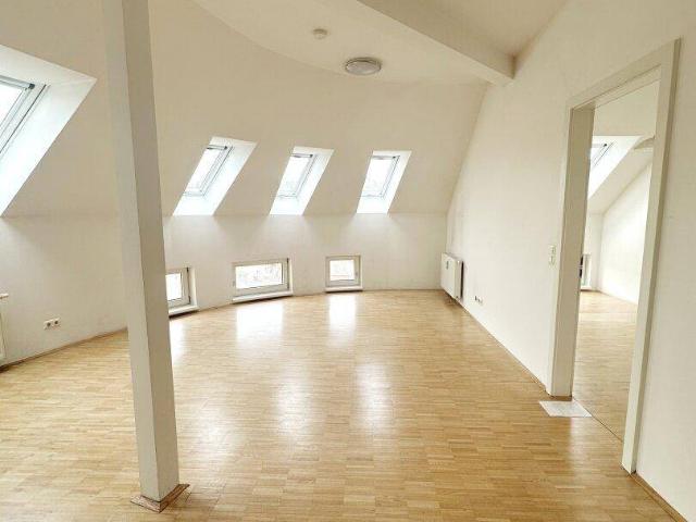 ERSTBEZUG! Schöne, generalsanierte 2 Zimmerwohnung im Dachgeschoss!