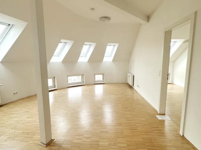 ERSTBEZUG! Schöne, generalsanierte 2 Zimmerwohnung im Dachgeschoss!