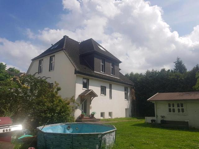 Erstbezug: Renovierte Wohnung mit Garten Zweifamilienhaus