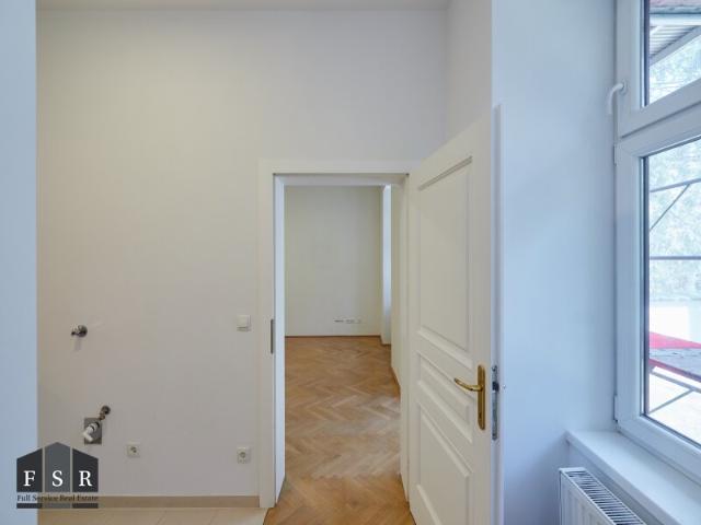 ERSTBEZUG! Topsanierte, helle Altbauwohnung mit EIGENGARTEN ca.74m²