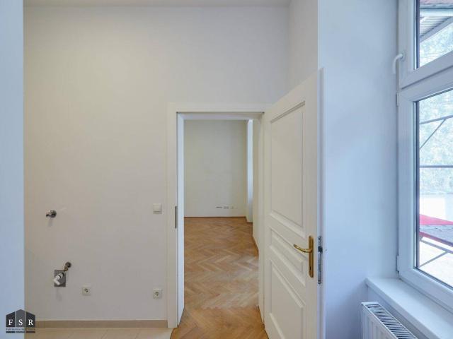 ERSTBEZUG! Topsanierte, helle Altbauwohnung mit EIGENGARTEN ca.74m²