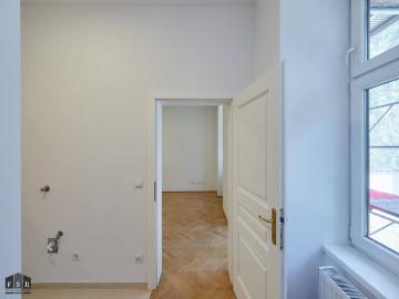 ERSTBEZUG! Topsanierte, helle Altbauwohnung mit EIGENGARTEN ca.74m²