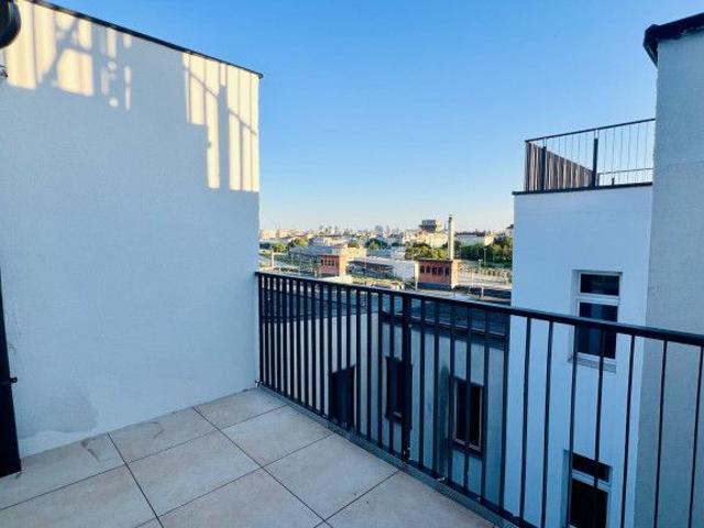 Erstbezug · U6 in Gehweite · 3 Zimmer Dachgeschosswohnung · teilmöbliert · Terrasse mit Stadt & Fernblick · Klimaanlage