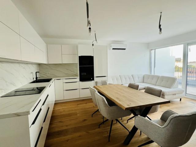 Erstbezug · U6 in Gehweite · 3 Zimmer Dachgeschosswohnung · teilmöbliert · Terrasse mit Stadt & Fernblick · Klimaanlage