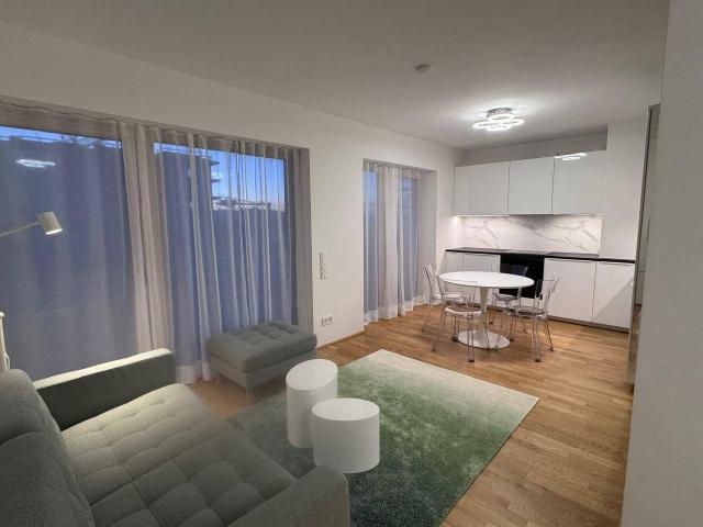 Erstbezug | Voll möblierte Dachgeschosswohnung mit 13 m² Balkon & Tiefgaragenstellplatz | Village im Dritten | 7. OG