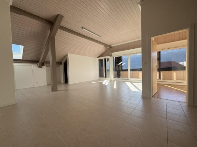 Erste Miete angeboten – große 4 Zimmer Wohnung von 115 m² mit Balkon – La Sagne