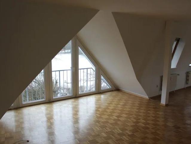 Erstklassige 2 Zimmer Wohnung im Dachgeschoss mit Parkett in der Paulsstadt zu mieten!