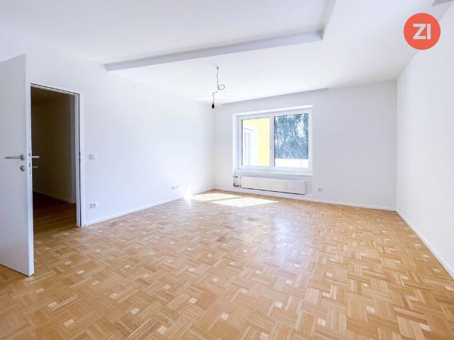 Erstklassige 5 Zimmerwohnung mit Küche und Balkon