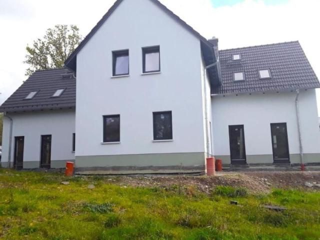 Neubau Doppelhaushälfte Niedrigenergiehaus, Fußbodenheizung, Kaminanschluss, Terrasse, Carport und Gartenanteil