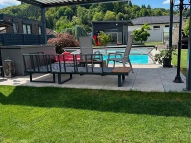 Sonniger Bungalow mit Swimmingpool, Werkstatt und Garage