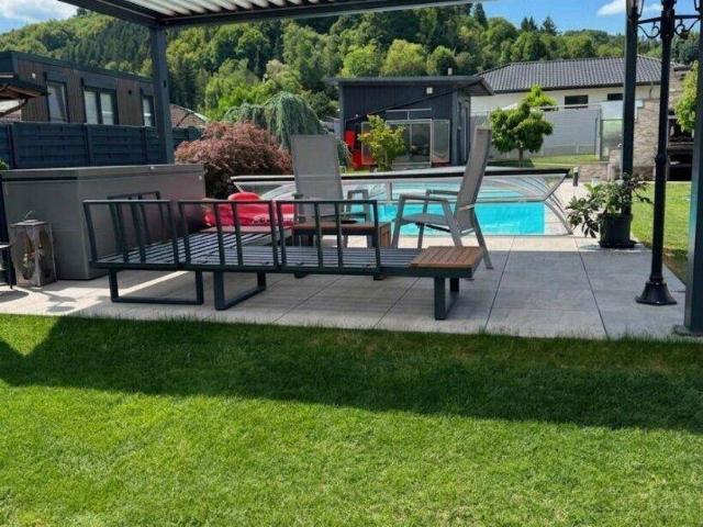 Erstklassiger Bungalow mit Swimmingpool, Werkstatt und Garage
