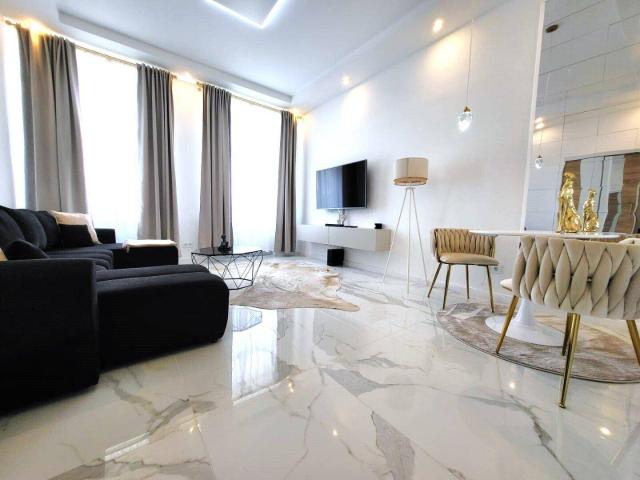 Erstklassiges Apartment im historischen Altbau 2 Zimmer Mondflair und Regendusche!