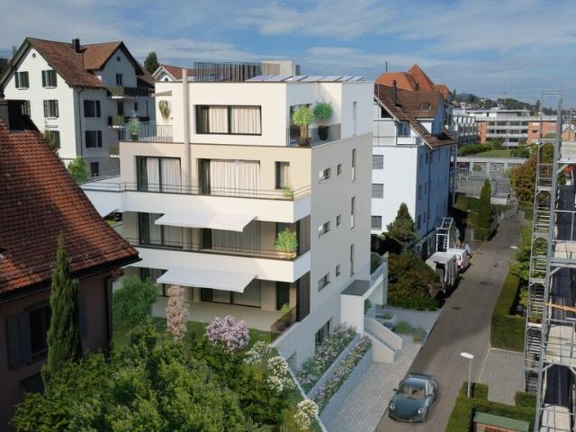 Erstvermietung: grosszügige 2.5 Zimmer Wohnung mit Loggia