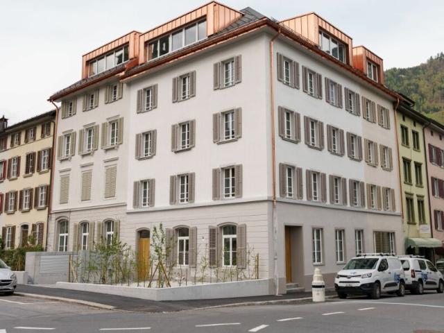 Erstvermietung Haus Fridolin: Moderne Dach Maisonettewohnung mit Balkon im Herzen von Glarus