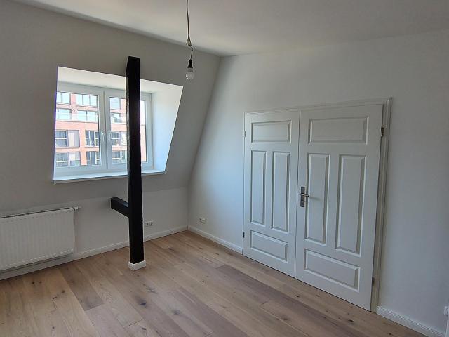Erstvermietung nach umfassender Modernisierung: Dachgeschosswohnung mit Loggia, EBK und modernem Bad