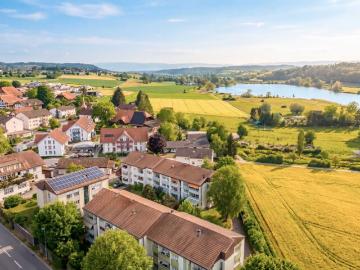ERSCHWINGLICHE 4.5 ZIMMER WOHNUNG DIREKT BEIM MOOSSEE