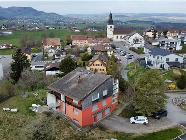 Wirtschaftliches Haus mit 2 Wohnungen in Remaufens