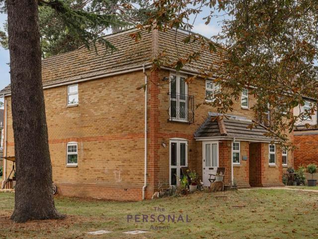 Ewell Park Way, Epsom 2 bed flat to rent £1,600 pcm £369 pw