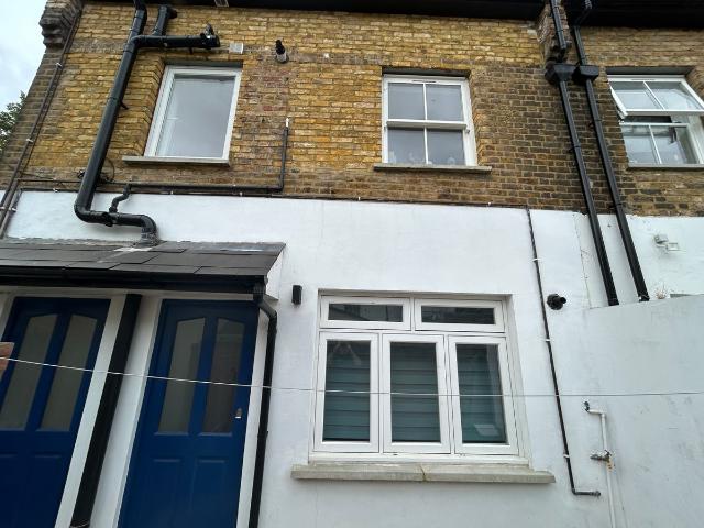 Ewell Road, Surbiton KT6, 2 bed flat to rent, £1,700 pcm | PrimeLocation